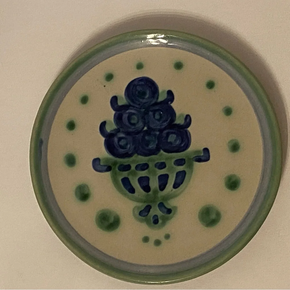 M A HADLEY PLATE POTTERY BLUE WHITE GREEN BLUEBERRY BOUQUET HOME DINING DINNER